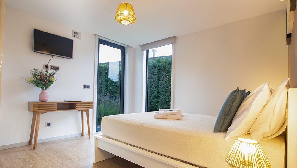 the-jolie-a-retreat-in-the-city-bedroom (6)